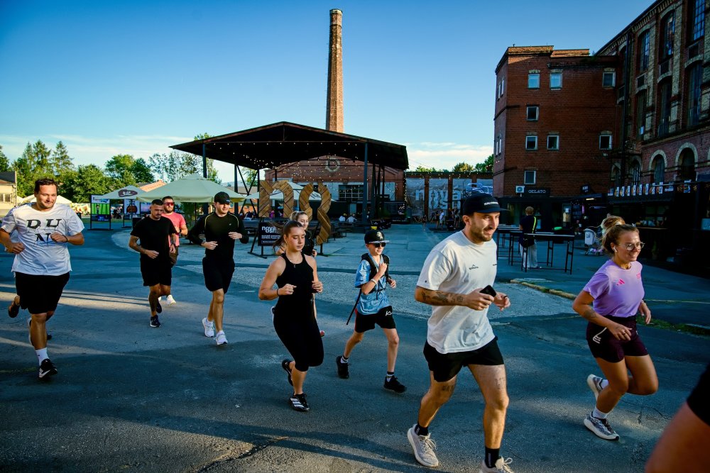 Bývalá textilní přádelna bratří Neumannů ve Frýdku-Místku dostala nový život jako Nová Osmička. Industriální areál dnes nabízí kulturu, sport, gastronomii i prostor pro setkávání a během první sezony hostil více než 300 akcí. Proměna brownfieldu teď získala ocenění Nejlepší komunální projekt České republiky roku 2026 v kategorii Utváření veřejného prostoru.
