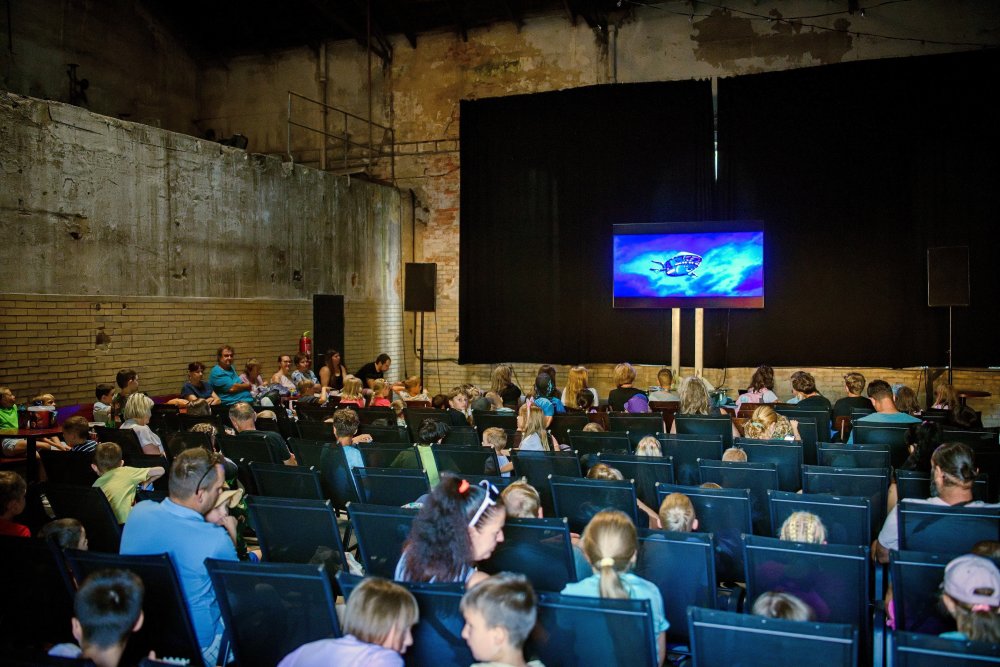 Bývalá textilní přádelna bratří Neumannů ve Frýdku-Místku dostala nový život jako Nová Osmička. Industriální areál dnes nabízí kulturu, sport, gastronomii i prostor pro setkávání a během první sezony hostil více než 300 akcí. Proměna brownfieldu teď získala ocenění Nejlepší komunální projekt České republiky roku 2026 v kategorii Utváření veřejného prostoru.