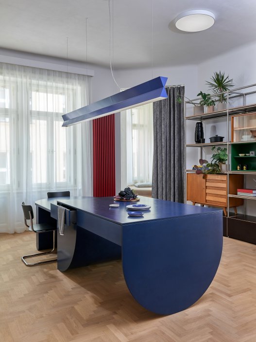 Byt na Staroměstské v centru Prahy prošel kompletní rekonstrukcí, při níž vznikly dvě samostatně fungující jednotky: prostorný byt a kompaktní garsonka. Architekti ze studia Facha zachovali část původních prvků a propojili je s výraznými barvami, současným nábytkem a uměním. Výsledkem je interiér, který staví na kontrastu starého a nového.