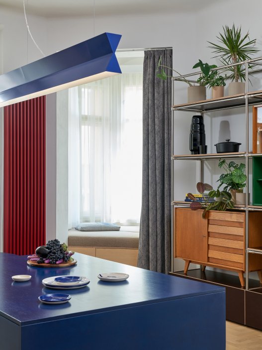 Byt na Staroměstské v centru Prahy prošel kompletní rekonstrukcí, při níž vznikly dvě samostatně fungující jednotky: prostorný byt a kompaktní garsonka. Architekti ze studia Facha zachovali část původních prvků a propojili je s výraznými barvami, současným nábytkem a uměním. Výsledkem je interiér, který staví na kontrastu starého a nového.