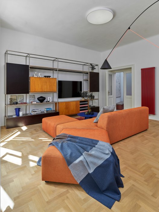 Byt na Staroměstské v centru Prahy prošel kompletní rekonstrukcí, při níž vznikly dvě samostatně fungující jednotky: prostorný byt a kompaktní garsonka. Architekti ze studia Facha zachovali část původních prvků a propojili je s výraznými barvami, současným nábytkem a uměním. Výsledkem je interiér, který staví na kontrastu starého a nového.