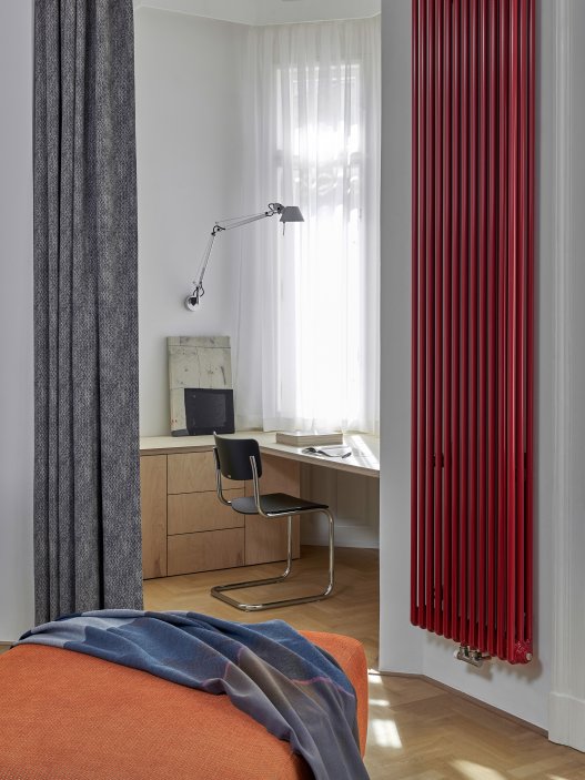 Byt na Staroměstské v centru Prahy prošel kompletní rekonstrukcí, při níž vznikly dvě samostatně fungující jednotky: prostorný byt a kompaktní garsonka. Architekti ze studia Facha zachovali část původních prvků a propojili je s výraznými barvami, současným nábytkem a uměním. Výsledkem je interiér, který staví na kontrastu starého a nového.