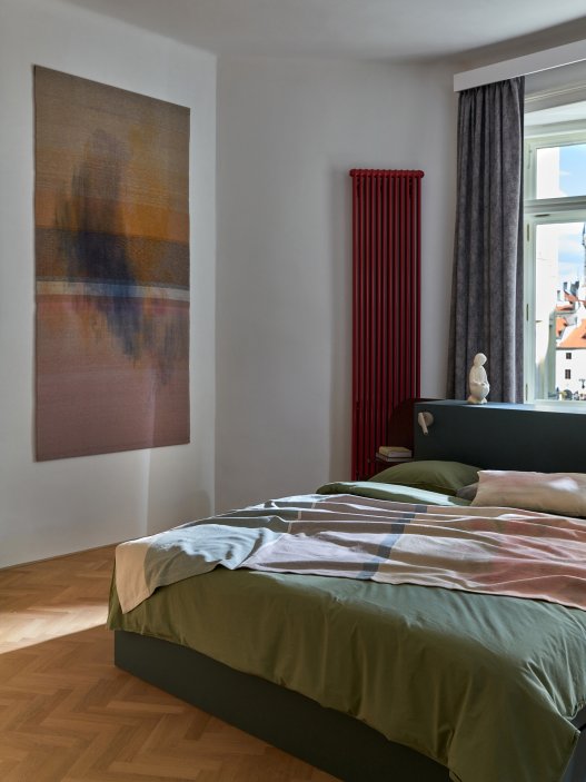 Byt na Staroměstské v centru Prahy prošel kompletní rekonstrukcí, při níž vznikly dvě samostatně fungující jednotky: prostorný byt a kompaktní garsonka. Architekti ze studia Facha zachovali část původních prvků a propojili je s výraznými barvami, současným nábytkem a uměním. Výsledkem je interiér, který staví na kontrastu starého a nového.