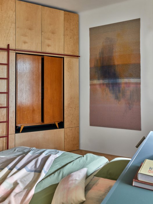 Byt na Staroměstské v centru Prahy prošel kompletní rekonstrukcí, při níž vznikly dvě samostatně fungující jednotky: prostorný byt a kompaktní garsonka. Architekti ze studia Facha zachovali část původních prvků a propojili je s výraznými barvami, současným nábytkem a uměním. Výsledkem je interiér, který staví na kontrastu starého a nového.