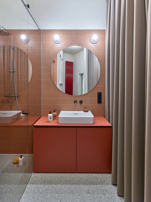 Byt na Staroměstské v centru Prahy prošel kompletní rekonstrukcí, při níž vznikly dvě samostatně fungující jednotky: prostorný byt a kompaktní garsonka. Architekti ze studia Facha zachovali část původních prvků a propojili je s výraznými barvami, současným nábytkem a uměním. Výsledkem je interiér, který staví na kontrastu starého a nového.