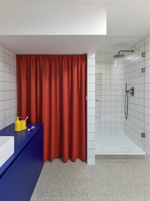 Byt na Staroměstské v centru Prahy prošel kompletní rekonstrukcí, při níž vznikly dvě samostatně fungující jednotky: prostorný byt a kompaktní garsonka. Architekti ze studia Facha zachovali část původních prvků a propojili je s výraznými barvami, současným nábytkem a uměním. Výsledkem je interiér, který staví na kontrastu starého a nového.