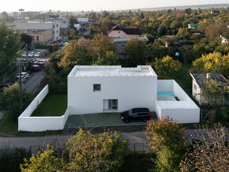 Rodinný dům na okraji Brna zaujme čistou podobou bílého monolitu, který se otevírá do dvou atrií. Promyšlené uspořádání přináší obyvatelům dostatek soukromí, světla i těsné propojení interiéru se zahradou a venkovním bazénem.