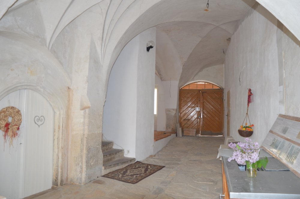 Stará Pekárna ve Znojmě ukazuje, že historický dům nemusí po rekonstrukci ztratit svůj charakter. Majitelé Valerie a David Kozelští obnovovali středověký objekt postupně a s respektem k původním konstrukcím. Dnes se tu potkává gotika, staré klenby a dřevo s minimalistickým designem a komorním boutique ubytováním.