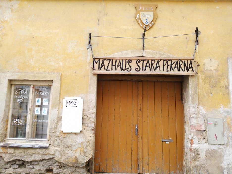 Stará Pekárna ve Znojmě ukazuje, že historický dům nemusí po rekonstrukci ztratit svůj charakter. Majitelé Valerie a David Kozelští obnovovali středověký objekt postupně a s respektem k původním konstrukcím. Dnes se tu potkává gotika, staré klenby a dřevo s minimalistickým designem a komorním boutique ubytováním.