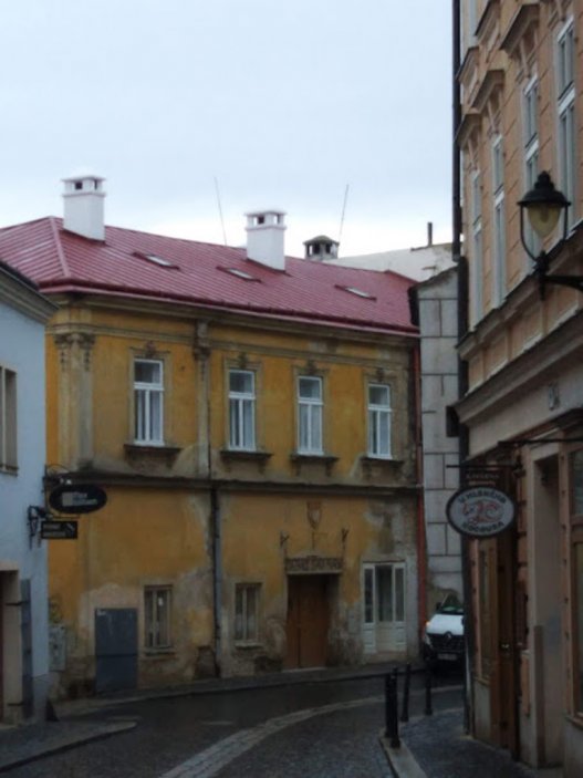 Stará Pekárna ve Znojmě ukazuje, že historický dům nemusí po rekonstrukci ztratit svůj charakter. Majitelé Valerie a David Kozelští obnovovali středověký objekt postupně a s respektem k původním konstrukcím. Dnes se tu potkává gotika, staré klenby a dřevo s minimalistickým designem a komorním boutique ubytováním.