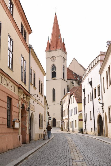 Stará Pekárna ve Znojmě ukazuje, že historický dům nemusí po rekonstrukci ztratit svůj charakter. Majitelé Valerie a David Kozelští obnovovali středověký objekt postupně a s respektem k původním konstrukcím. Dnes se tu potkává gotika, staré klenby a dřevo s minimalistickým designem a komorním boutique ubytováním.