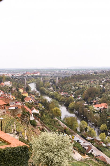 Stará Pekárna ve Znojmě ukazuje, že historický dům nemusí po rekonstrukci ztratit svůj charakter. Majitelé Valerie a David Kozelští obnovovali středověký objekt postupně a s respektem k původním konstrukcím. Dnes se tu potkává gotika, staré klenby a dřevo s minimalistickým designem a komorním boutique ubytováním.
