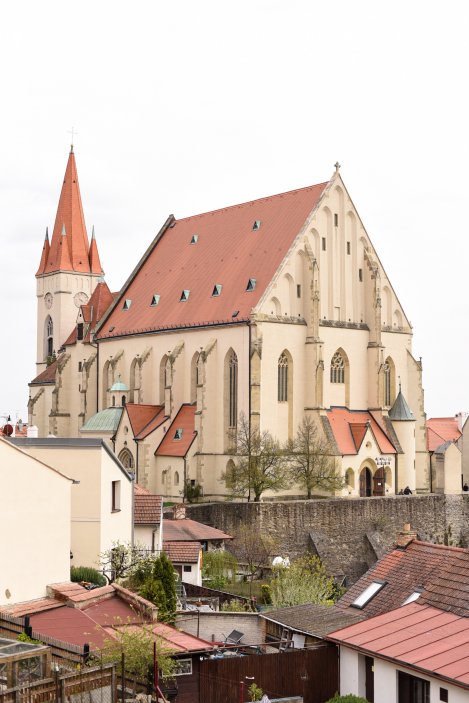 Stará Pekárna ve Znojmě ukazuje, že historický dům nemusí po rekonstrukci ztratit svůj charakter. Majitelé Valerie a David Kozelští obnovovali středověký objekt postupně a s respektem k původním konstrukcím. Dnes se tu potkává gotika, staré klenby a dřevo s minimalistickým designem a komorním boutique ubytováním.