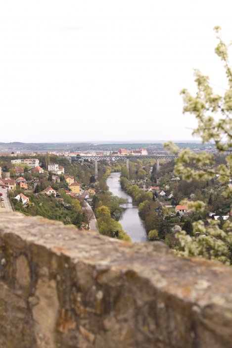 Stará Pekárna ve Znojmě ukazuje, že historický dům nemusí po rekonstrukci ztratit svůj charakter. Majitelé Valerie a David Kozelští obnovovali středověký objekt postupně a s respektem k původním konstrukcím. Dnes se tu potkává gotika, staré klenby a dřevo s minimalistickým designem a komorním boutique ubytováním.