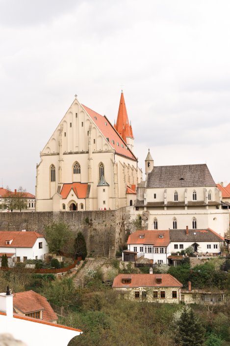 Stará Pekárna ve Znojmě ukazuje, že historický dům nemusí po rekonstrukci ztratit svůj charakter. Majitelé Valerie a David Kozelští obnovovali středověký objekt postupně a s respektem k původním konstrukcím. Dnes se tu potkává gotika, staré klenby a dřevo s minimalistickým designem a komorním boutique ubytováním.