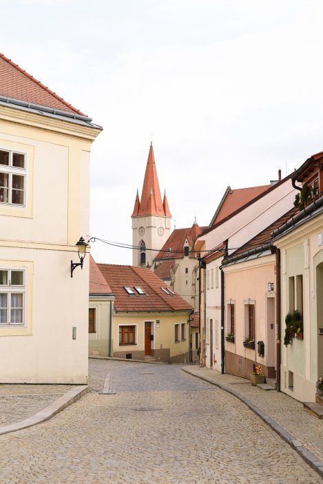 Stará Pekárna ve Znojmě ukazuje, že historický dům nemusí po rekonstrukci ztratit svůj charakter. Majitelé Valerie a David Kozelští obnovovali středověký objekt postupně a s respektem k původním konstrukcím. Dnes se tu potkává gotika, staré klenby a dřevo s minimalistickým designem a komorním boutique ubytováním.