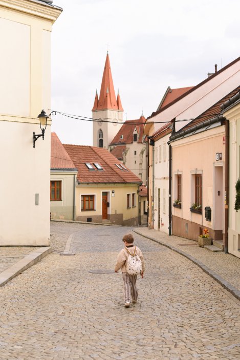 Stará Pekárna ve Znojmě ukazuje, že historický dům nemusí po rekonstrukci ztratit svůj charakter. Majitelé Valerie a David Kozelští obnovovali středověký objekt postupně a s respektem k původním konstrukcím. Dnes se tu potkává gotika, staré klenby a dřevo s minimalistickým designem a komorním boutique ubytováním.