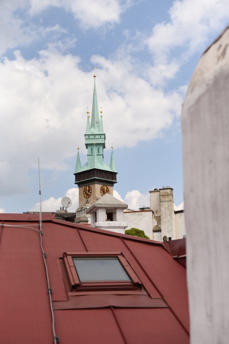 Stará Pekárna ve Znojmě ukazuje, že historický dům nemusí po rekonstrukci ztratit svůj charakter. Majitelé Valerie a David Kozelští obnovovali středověký objekt postupně a s respektem k původním konstrukcím. Dnes se tu potkává gotika, staré klenby a dřevo s minimalistickým designem a komorním boutique ubytováním.