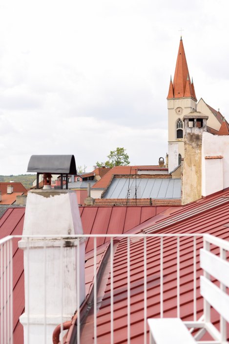Stará Pekárna ve Znojmě ukazuje, že historický dům nemusí po rekonstrukci ztratit svůj charakter. Majitelé Valerie a David Kozelští obnovovali středověký objekt postupně a s respektem k původním konstrukcím. Dnes se tu potkává gotika, staré klenby a dřevo s minimalistickým designem a komorním boutique ubytováním.