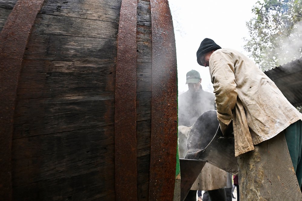 Dvakrát do roka přichází v pivovaru čas na tradiční smolení. Letos na podzim dostane nový vnitřní povrch sedmnáct velkých ležáckých sudů. Bednáři do každého nalijí smolu ohřátou na dvě stě stupňů Celsia a převalováním ji rozvedou po celé vnitřní ploše
