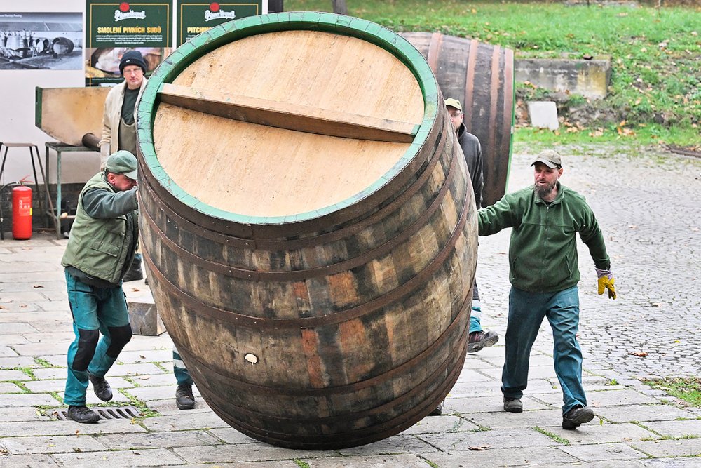 Dvakrát do roka přichází v pivovaru čas na tradiční smolení. Letos na podzim dostane nový vnitřní povrch sedmnáct velkých ležáckých sudů. Bednáři do každého nalijí smolu ohřátou na dvě stě stupňů Celsia a převalováním ji rozvedou po celé vnitřní ploše