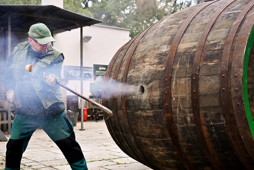 Dvakrát do roka přichází v pivovaru čas na tradiční smolení. Letos na podzim dostane nový vnitřní povrch sedmnáct velkých ležáckých sudů. Bednáři do každého nalijí smolu ohřátou na dvě stě stupňů Celsia a převalováním ji rozvedou po celé vnitřní ploše