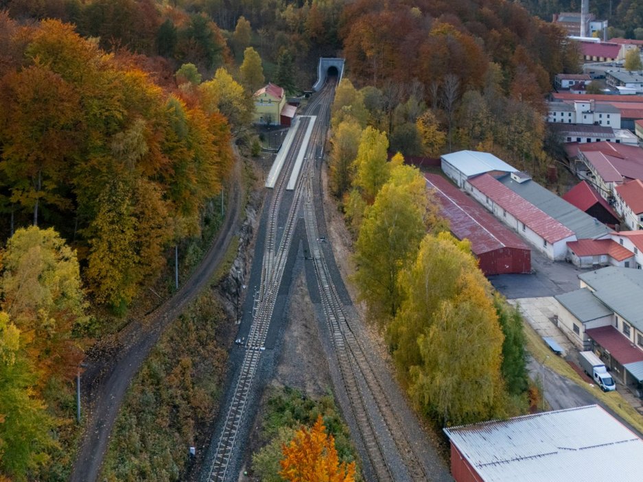 Práce zahrnovaly výměnu dřevěných a ocelových pražců za nové ocelové, a to v celém úseku z Tanvaldu do Kořenova včetně hlavní koleje v dopravnách Desná a Dolní Polubný. 