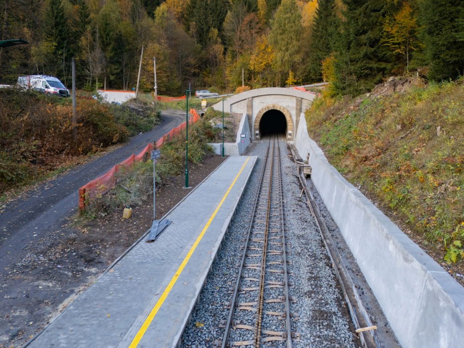 Opravou prošel Polubenský tunel, který je třetí nejdelší jednokolejný tunel v Česku.
