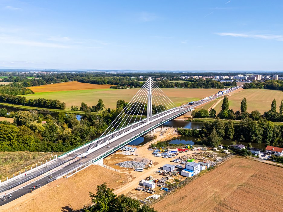To vyžadovalo dostatečnou tuhost mostovky a to vedlo k návrhu malého počtu závěsů – pouze 7 párů.