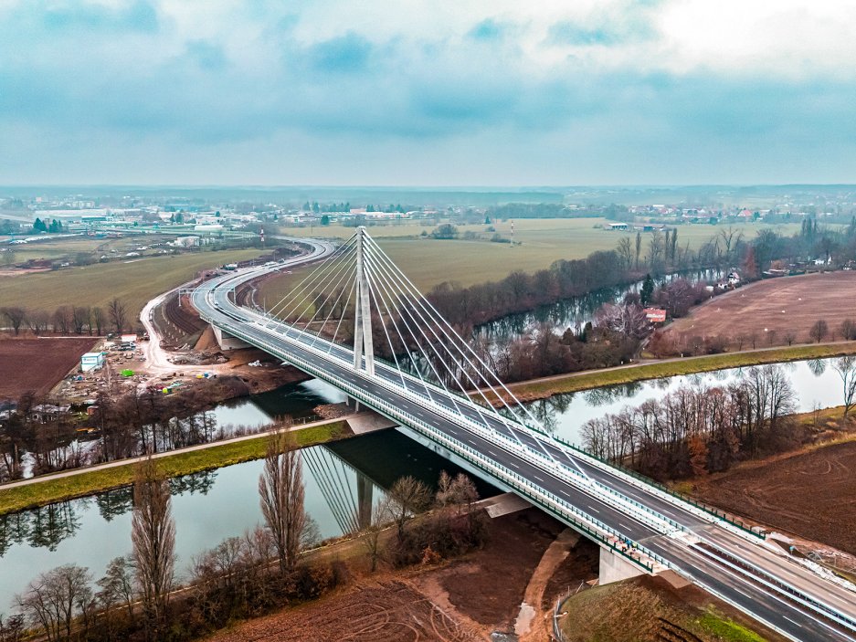 K výstavbě byla zvolena unikátní technologie výstavby, kdy mostovka byla vysouvána na dočasných betonových podporách a poté byl vybudován pylon a instalovány závěsy.