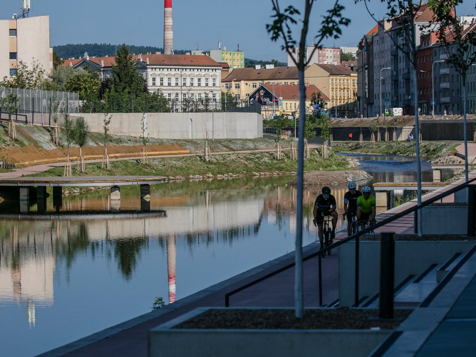 Opatření na řece Svratce v Brně představovala mimořádně rozsáhlý a technicky náročný soubor stavebních objektů realizovaných v hustě zastavěném městském prostředí Starého Brna.