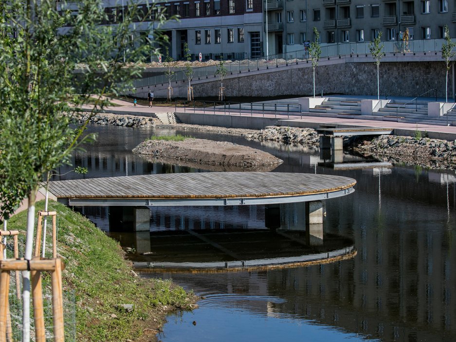 Stavba představuje ukázku moderního protipovodňového stavitelství, kde se spojují technická funkčnost a citlivé začlenění prvku vodního toku Svratky do městského prostoru. 