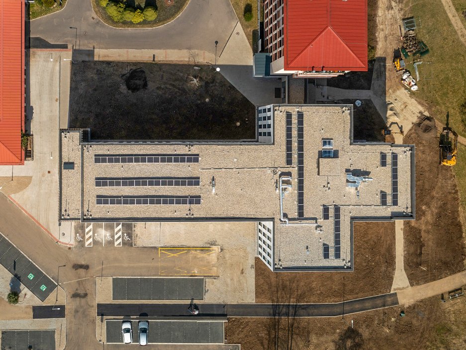 Objekt je ukotven na beraněných pilotách a betonovém roštu, aby nebyla narušena stabilita okolí. 