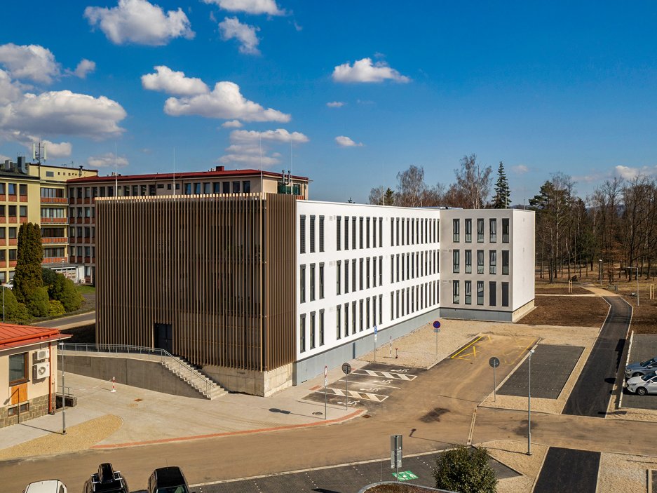 Modulární přístavba pavilonu psychiatrie Nemocnice Ostrov. Zařízení vyrostlo s neuvěřitelnou rychlostí. Modulární výstavba minimalizovala zátěž pro okolí. Stěžejním bodem celého návrhu se stala unikátní modulární konstrukce, která umožnila zrealizovat stavbu za extrémně krátkou dobu 6 měsíců.