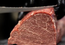 Příprava silně mramorovaného japonského wagyu v pražské restauraci SaSaZu.