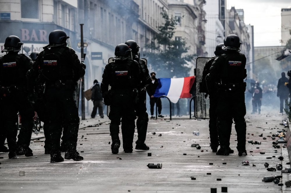 Při demonstracích bylo podle policie v Paříži zadrženo rekordních 855 lidí