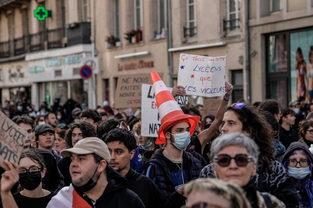 Při demonstracích bylo podle policie v Paříži zadrženo rekordních 855 lidí