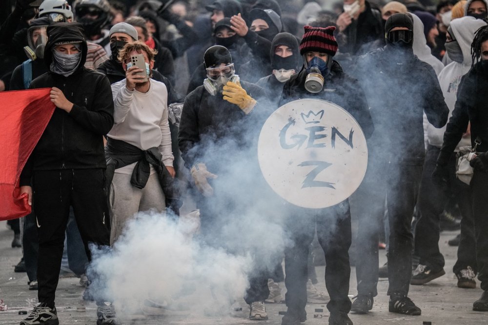 Při demonstracích bylo podle policie v Paříži zadrženo rekordních 855 lidí