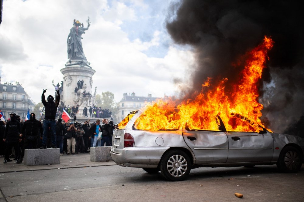 Při demonstracích bylo podle policie v Paříži zadrženo rekordních 855 lidí