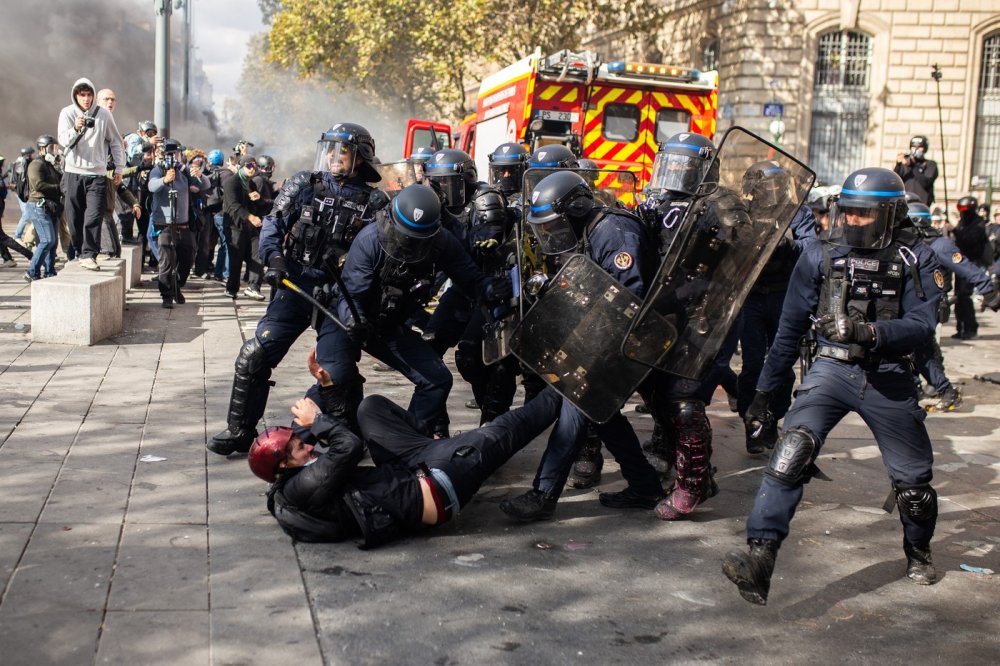 Při demonstracích bylo podle policie v Paříži zadrženo rekordních 855 lidí