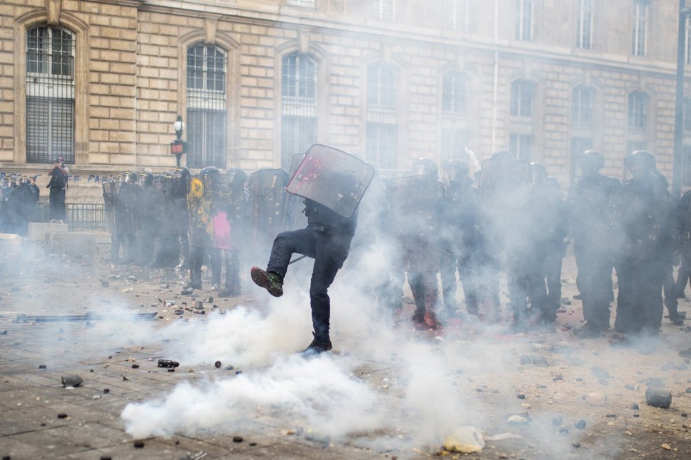 Při demonstracích bylo podle policie v Paříži zadrženo rekordních 855 lidí