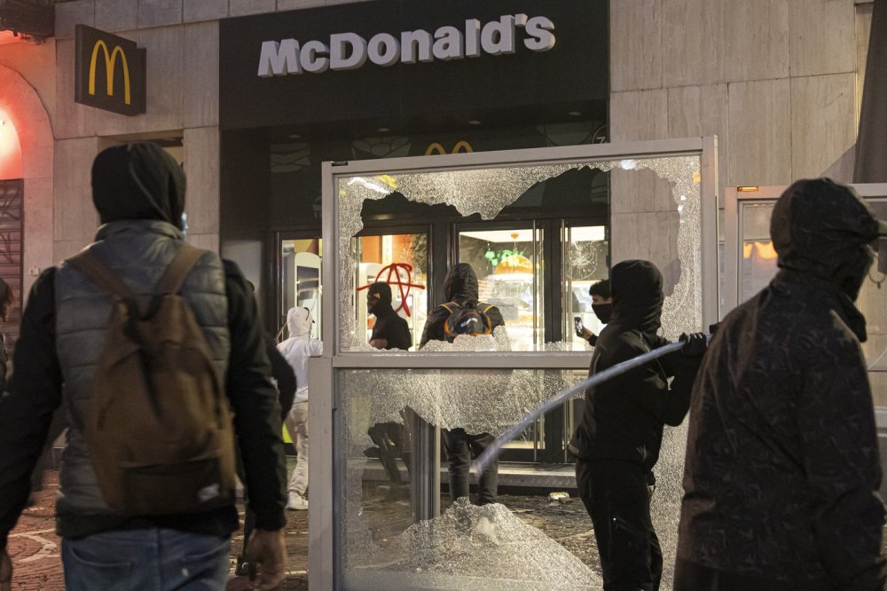 Při demonstracích bylo podle policie v Paříži zadrženo rekordních 855 lidí