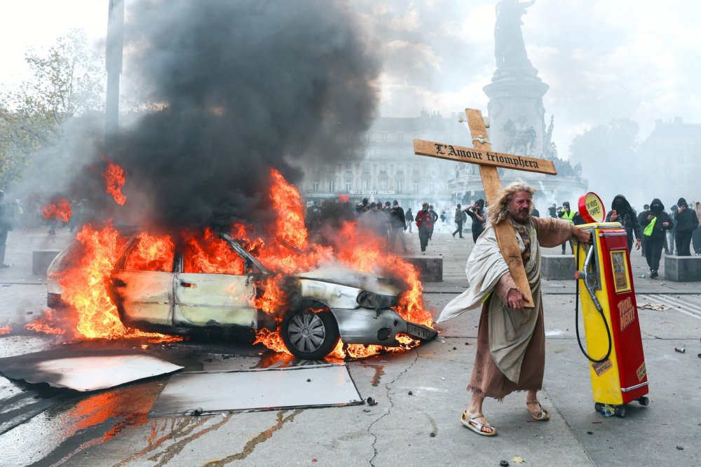 Při demonstracích bylo podle policie v Paříži zadrženo rekordních 855 lidí