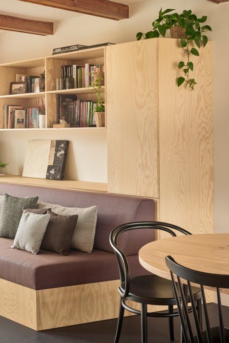 Z chlívku chatka, z chatky dům s výrazným červeným přístavkem. Facha architekti proměnili stavení v Nečíni, otevřeli ho do zahrady a doplnili modřínovou terasou. Prohlédněte si, jak červený vlnitý plech, borová překližka a temně modrá podlaha daly starému domku novou podobu.