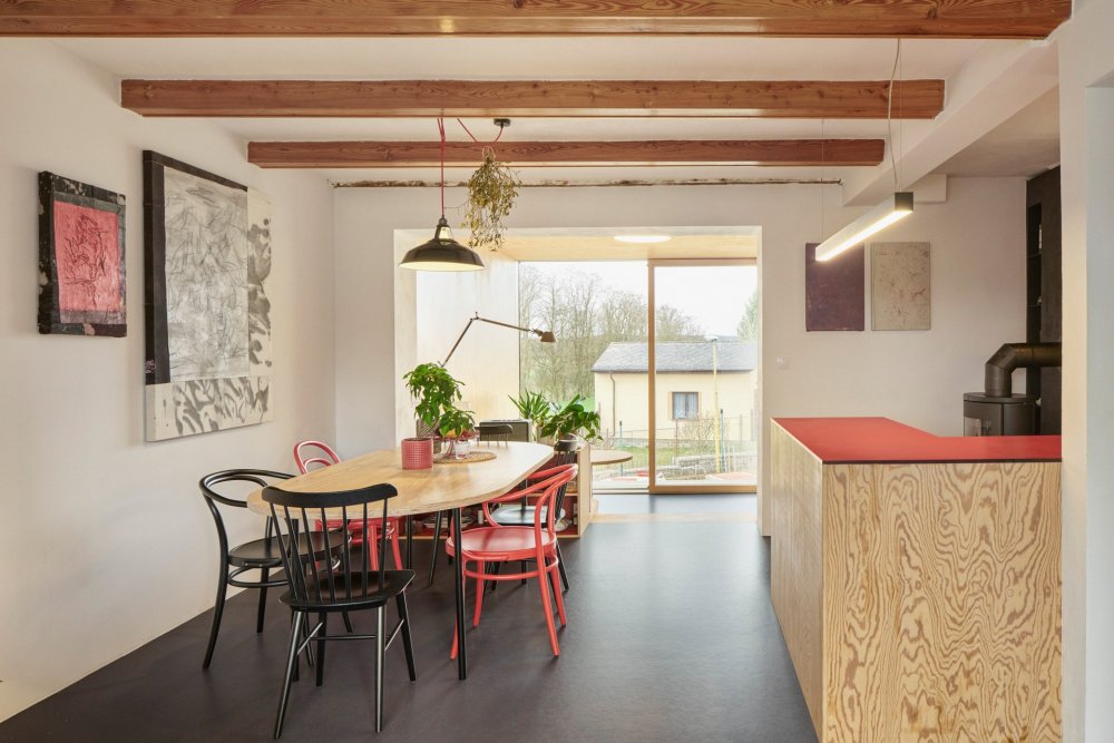 Z chlívku chatka, z chatky dům s výrazným červeným přístavkem. Facha architekti proměnili stavení v Nečíni, otevřeli ho do zahrady a doplnili modřínovou terasou. Prohlédněte si, jak červený vlnitý plech, borová překližka a temně modrá podlaha daly starému domku novou podobu.