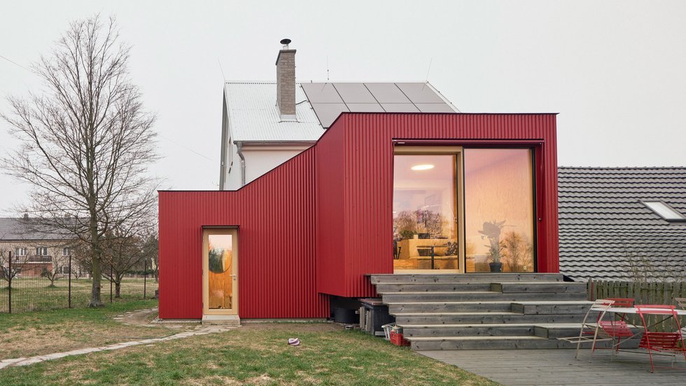 Z chlívku chatka, z chatky dům s výrazným červeným přístavkem. Facha architekti proměnili stavení v Nečíni, otevřeli ho do zahrady a doplnili modřínovou terasou. Prohlédněte si, jak červený vlnitý plech, borová překližka a temně modrá podlaha daly starému domku novou podobu.