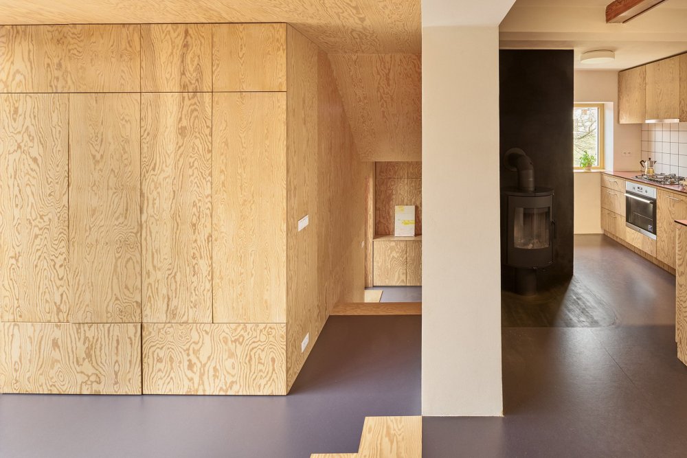 Z chlívku chatka, z chatky dům s výrazným červeným přístavkem. Facha architekti proměnili stavení v Nečíni, otevřeli ho do zahrady a doplnili modřínovou terasou. Prohlédněte si, jak červený vlnitý plech, borová překližka a temně modrá podlaha daly starému domku novou podobu.