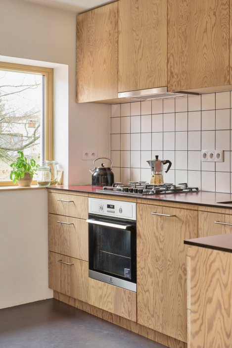 Z chlívku chatka, z chatky dům s výrazným červeným přístavkem. Facha architekti proměnili stavení v Nečíni, otevřeli ho do zahrady a doplnili modřínovou terasou. Prohlédněte si, jak červený vlnitý plech, borová překližka a temně modrá podlaha daly starému domku novou podobu.