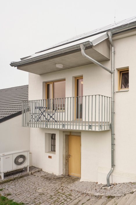 Z chlívku chatka, z chatky dům s výrazným červeným přístavkem. Facha architekti proměnili stavení v Nečíni, otevřeli ho do zahrady a doplnili modřínovou terasou. Prohlédněte si, jak červený vlnitý plech, borová překližka a temně modrá podlaha daly starému domku novou podobu.