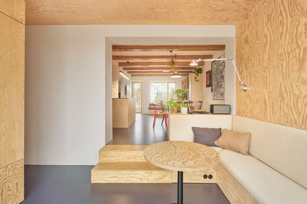 Z chlívku chatka, z chatky dům s výrazným červeným přístavkem. Facha architekti proměnili stavení v Nečíni, otevřeli ho do zahrady a doplnili modřínovou terasou. Prohlédněte si, jak červený vlnitý plech, borová překližka a temně modrá podlaha daly starému domku novou podobu.